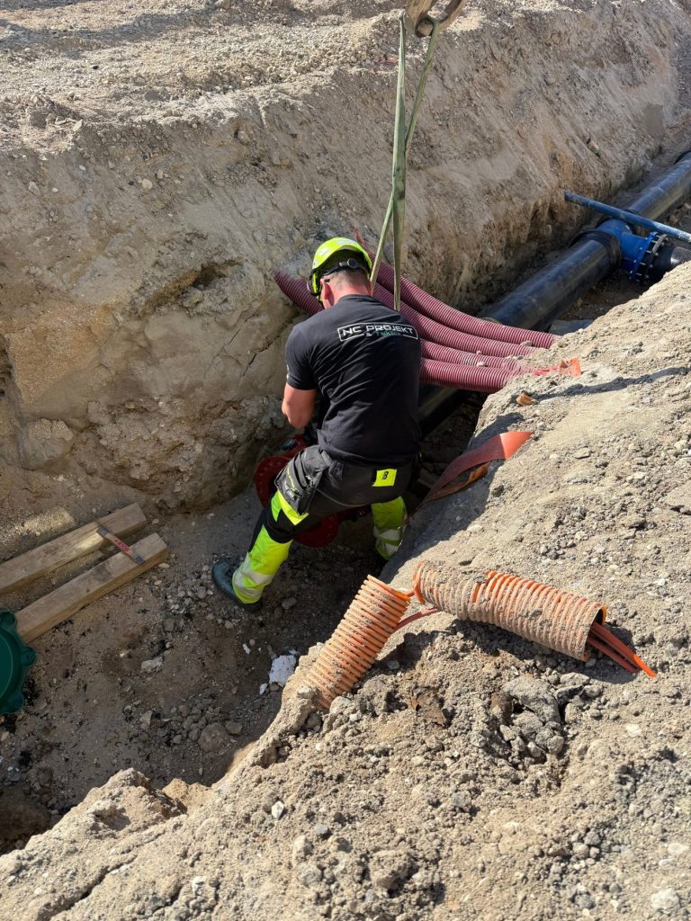 Montør fra NC Projekt & Teknik i ledningsgrav