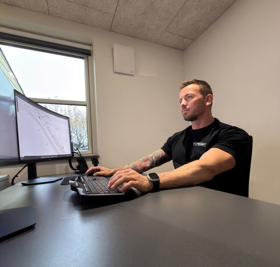 Tilbud og projekttegninger ved skrivebordet