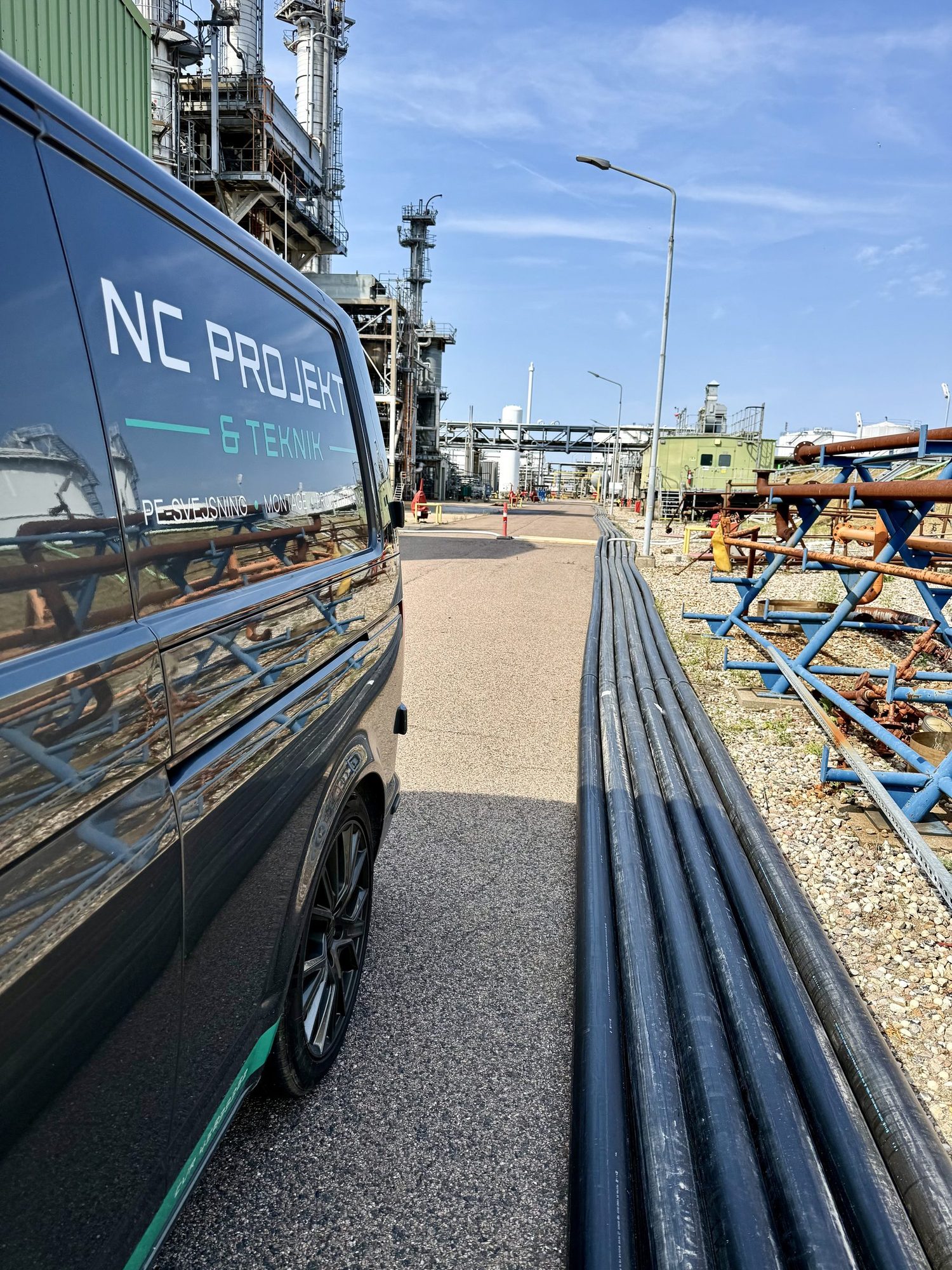 NC Projekt & Teknik servicebil ved PE-rør på industrianlæg